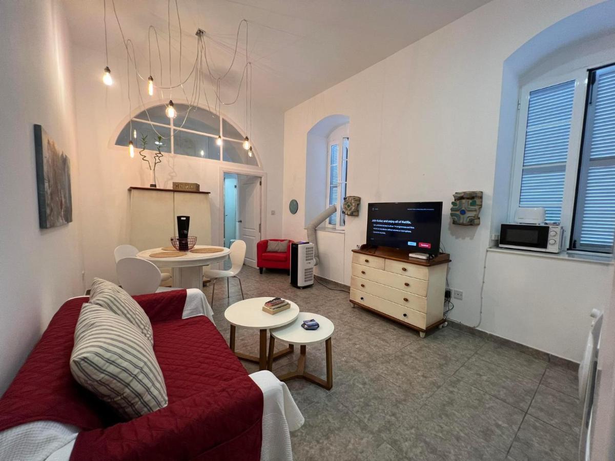 Апартаменты Quirky 1Br Just Off Main Street Prime Location Гибралтар Экстерьер фото
